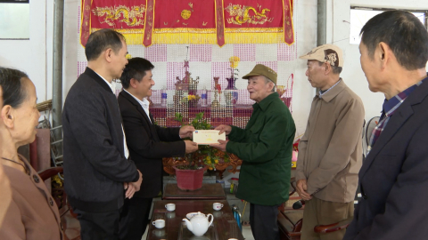 Thăm, tặng qu&agrave; nh&acirc;n dịp Tết Nguy&ecirc;n đ&aacute;n B&iacute;nh Ngọ