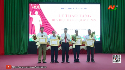 Lễ trao tặng huy hiệu Đảng tại x&atilde; T&acirc;n Thanh