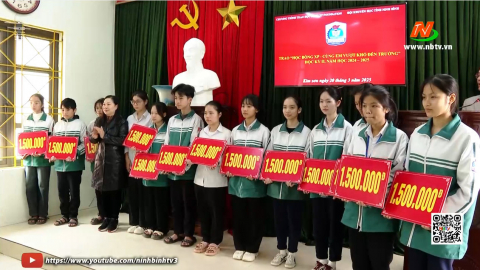 Tổ chức trao "Học bổng XP - C&ugrave;ng em vượt kh&oacute; đến trường"