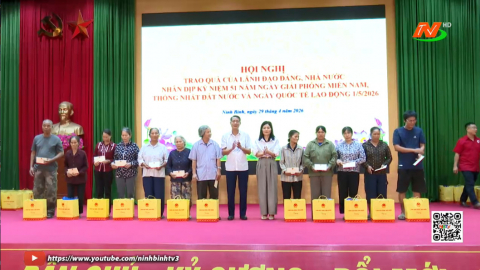 Trao qu&agrave; cho c&aacute;c gia đ&igrave;nh c&oacute; ho&agrave;n cảnh kh&oacute; khăn