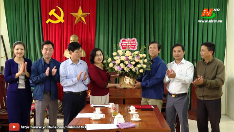 Thăm tặng qu&agrave; c&aacute;c HTX ở Kim Sơn v&agrave; Y&ecirc;n Kh&aacute;nh