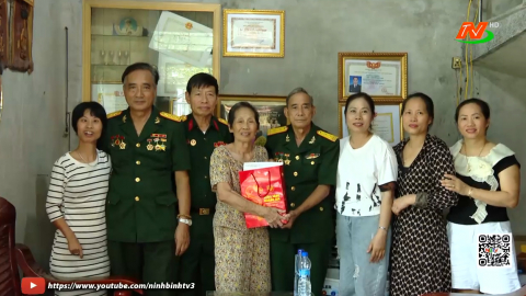 Hội Chiến sĩ Th&agrave;nh cổ Quảng trị tặng qu&agrave; c&aacute;c gia đ&igrave;nh th&acirc;n nh&acirc;n Liệt sĩ