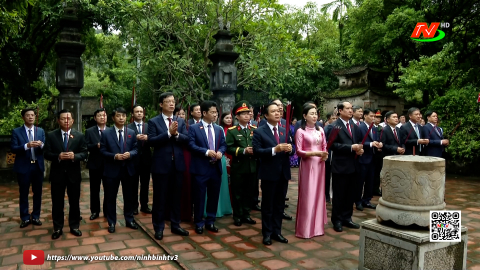 C&aacute;c đồng ch&iacute; l&atilde;nh đạo tỉnh d&acirc;ng hương tri &acirc;n c&aacute;c bậc tiền nh&acirc;n v&agrave; Anh h&ugrave;ng Liệt sĩ trước thềm Đại hội