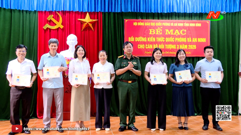 Bế mạc lớp bồi dưỡng kiến thức quốc ph&ograve;ng v&agrave; an ninh đối tượng 3