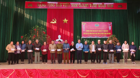 Trao qu&agrave; Tết cho trẻ em ngh&egrave;o vượt kh&oacute; v&agrave; hội vi&ecirc;n n&ocirc;ng d&acirc;n c&oacute; ho&agrave;n cảnh kh&oacute; khăn