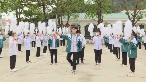 Để học sinh th&ecirc;m y&ecirc;u Lễ hội Hoa Lư