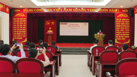 Trao tặng thiết bị học tập " Th&ecirc;m con chữ, bớt đ&oacute;i ngh&egrave;o" 