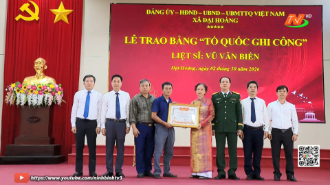 X&atilde; Đại Ho&agrave;ng trao Bằng &ldquo;Tổ quốc ghi c&ocirc;ng&rdquo; 
