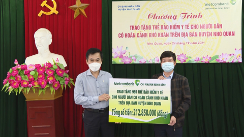 Trao tặng thẻ BHYT cho người d&acirc;n c&oacute; ho&agrave;n cảnh kh&oacute; khăn