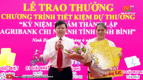 Trao thưởng chương tr&igrave;nh Tiết kiệm dự thưởng
