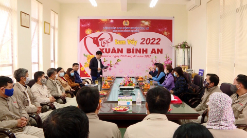 LĐLĐ huyện Hoa Lư tặng qu&agrave; Tết cho đo&agrave;n vi&ecirc;n, c&ocirc;ng nh&acirc;n lao động