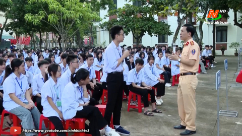 Tuy&ecirc;n truyền, phổ biến gi&aacute;o dục ph&aacute;p luật về trật tự an to&agrave;n giao th&ocirc;ng cho học sinh