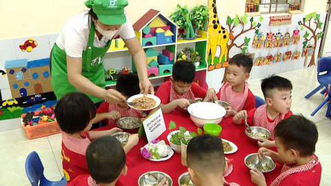 Bảo đảm an to&agrave;n thực phẩm bếp ăn b&aacute;n tr&uacute; trong trường học