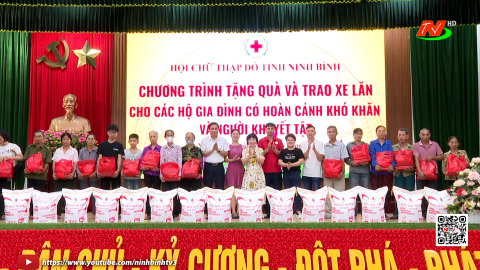 Hội Chữ thập đỏ tỉnh trao qu&agrave; v&agrave; xe lăn cho c&aacute;c gia đ&igrave;nh kh&oacute; khăn
