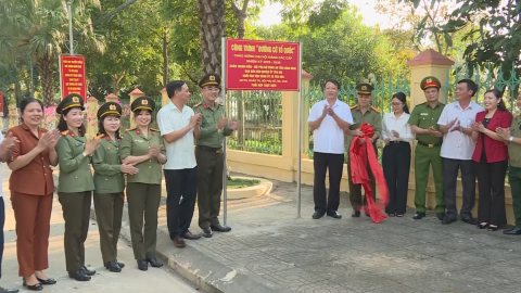 Gắn biển c&ocirc;ng tr&igrave;nh "Đường cờ Tổ quốc" tại x&atilde; Y&ecirc;n Ho&agrave;