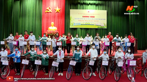Trao tặng xe đạp cho học sinh c&oacute; ho&agrave;n cảnh kh&oacute; khăn