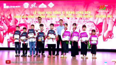 Trao học bổng cho học sinh c&oacute; ho&agrave;n cảnh đặc biệt kh&oacute; khăn