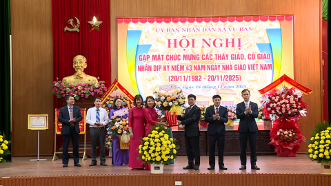 Gặp mặt, ch&uacute;c mừng nh&acirc;n kỷ niệm 43 năm Ng&agrave;y nh&agrave; gi&aacute;o Việt Nam