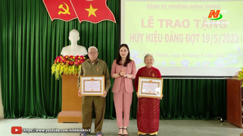 Nhớ B&aacute;c, ơn Đảng khi nhận huy hiệu đảng