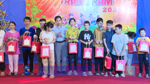 Thăm, tặng qu&agrave; cho trẻ em nh&acirc;n dịp Tết trung thu