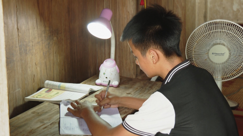Ho&agrave;n cảnh của em nhỏ mồ c&ocirc;i cha