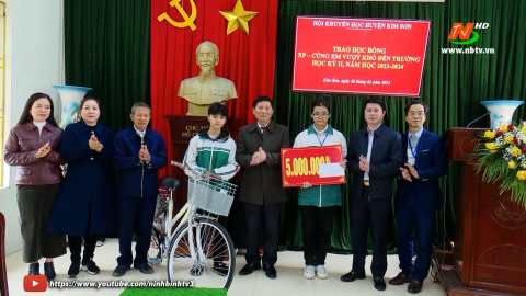 Trao học bổng "XP- C&ugrave;ng em vượt kh&oacute; đến trường"