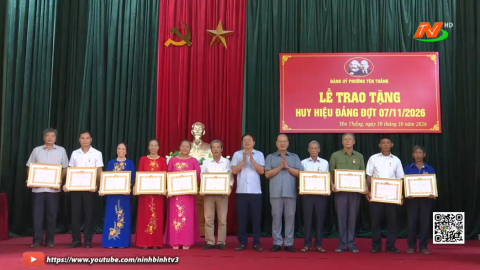 Lễ trao tặng huy hiệu Đảng tại phường Y&ecirc;n Thắng