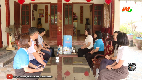 Thăm, tặng qu&agrave; th&acirc;n nh&acirc;n mười nữ liệt sĩ d&acirc;n qu&acirc;n ph&ograve;ng kh&ocirc;ng Lam Hạ