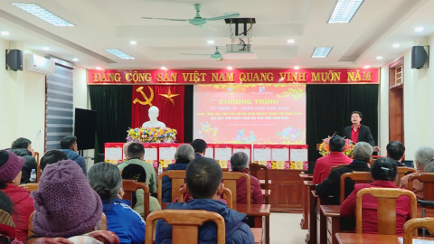 Tặng qu&agrave; cho người c&oacute; ho&agrave;n cảnh kh&oacute; khăn ở Kim Sơn v&agrave; Y&ecirc;n Kh&aacute;nh