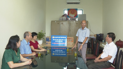 Tặng qu&agrave; cho học sinh v&ugrave;ng lũ