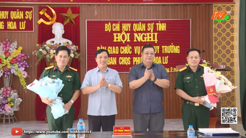 B&agrave;n giao chức vụ chỉ huy trưởng Ban chỉ huy qu&acirc;n sự phường Hoa Lư