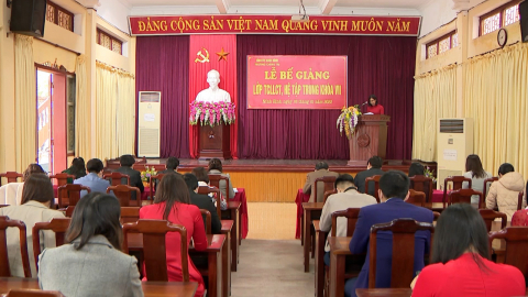 Bế giảng lớp trung cấp l&yacute; luận ch&iacute;nh trị hệ tập trung kh&oacute;a VII