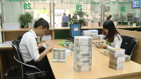 Từ 01/8, r&uacute;t tiết kiệm sớm vẫn được hưởng l&atilde;i xuất cao