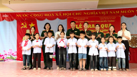 Trao qu&agrave; cho học sinh c&oacute; ho&agrave;n cảnh kh&oacute; khăn
