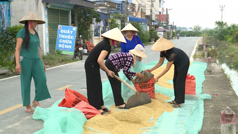 Phụ nữ phường Mỹ Lộc chung tay bảo đảm an to&agrave;n giao th&ocirc;ng