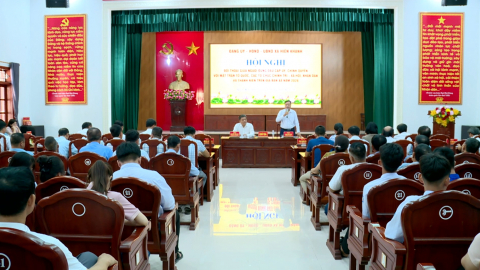 Hiển Kh&aacute;nh đối thoại với nh&acirc;n d&acirc;n, th&aacute;o gỡ kh&oacute; khăn từ cơ sở