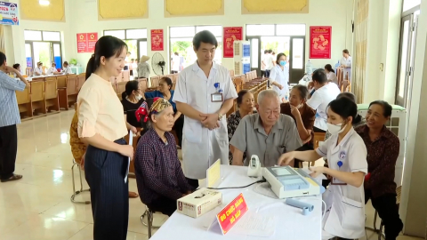 Chăm s&oacute;c sức khỏe cho nh&acirc;n d&acirc;n - V&igrave; cộng đồng khỏe mạnh