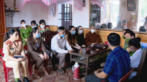 Hội phụ nữ c&ocirc;ng an tỉnh đỡ đầu cho học sinh c&oacute; ho&agrave;n cảnh kh&oacute; khăn