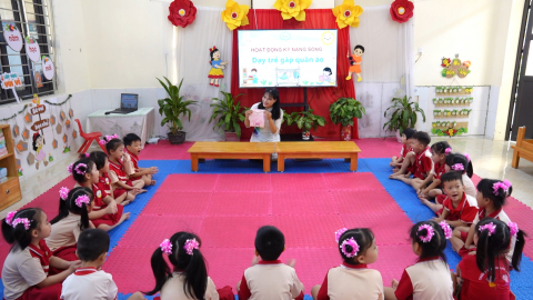 Dạy b&eacute; tự gấp quần &aacute;o
