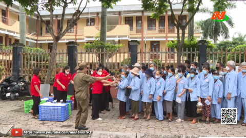 Ấm l&ograve;ng những suất cơm thiện nguyện