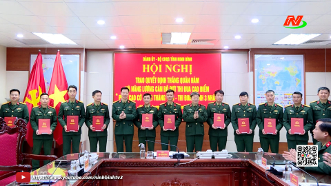 Trao quyết định thăng qu&acirc;n h&agrave;m, n&acirc;ng lương sĩ quan trước thời hạn