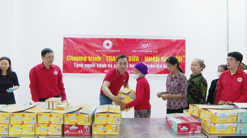 Trao tặng sữa cho bệnh nh&acirc;n