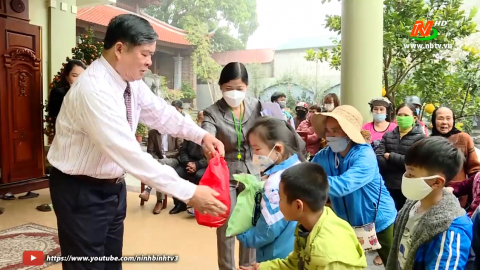 Tặng qu&agrave; người ngh&egrave;o v&agrave; học bổng "c&ugrave;ng em vượt kh&oacute; tới trường"