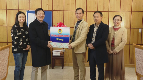 LĐLĐ tỉnh thăm, động vi&ecirc;n c&aacute;c doanh nghiệp v&agrave; người lao động.
