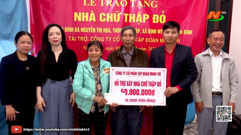 Lễ trao tặng nh&agrave; chữ thập đỏ 