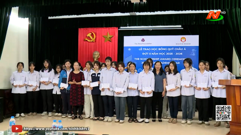 Trao học bổng quỹ Ch&acirc;u &Aacute; cho nữ sinh vượt kh&oacute;, hiếu học