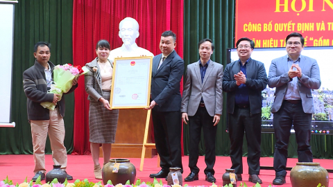 C&ocirc;ng bố v&agrave; trao bằng bảo hộ nh&atilde;n hiệu tập thể " Gốm Gia Thủy - Ninh B&igrave;nh "