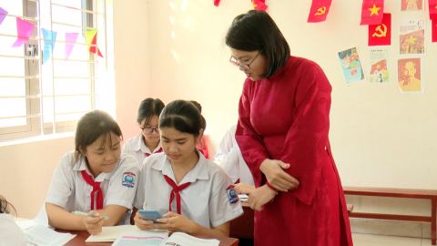 C&ocirc; gi&aacute;o trẻ nhiệt huyết với c&ocirc;ng t&aacute;c Đội