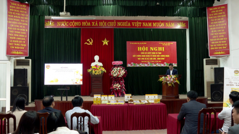 Trao giấy chứng nhận đăng k&yacute; nh&atilde;n hiệu chứng nhận " Mật ong S&uacute; vẹt Kim Sơn - Ninh B&igrave;nh"