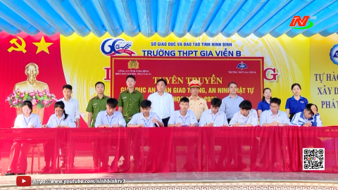 C&ocirc;ng an tỉnh đồng loạt ra qu&acirc;n kiểm tra việc chấp h&agrave;nh ph&aacute;p luật về TTATGT với học sinh tr&ecirc;n địa b&agrave;n